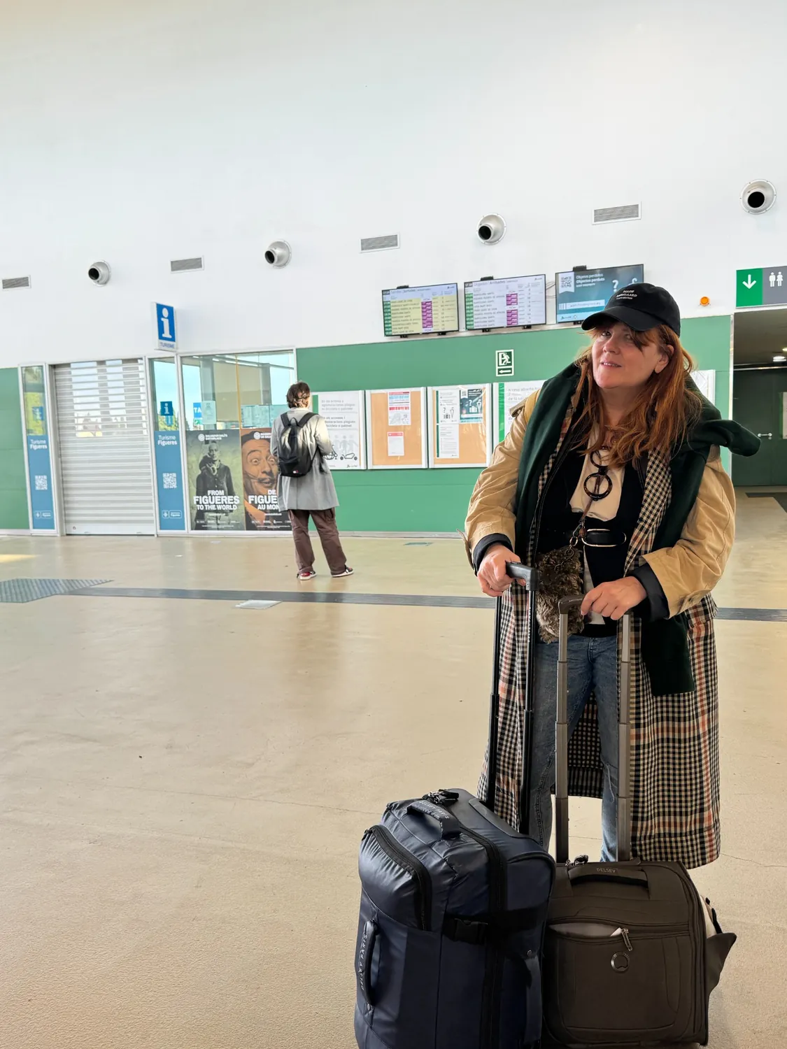 Susana Andrés Omella viajando con sus maletas en Figueres