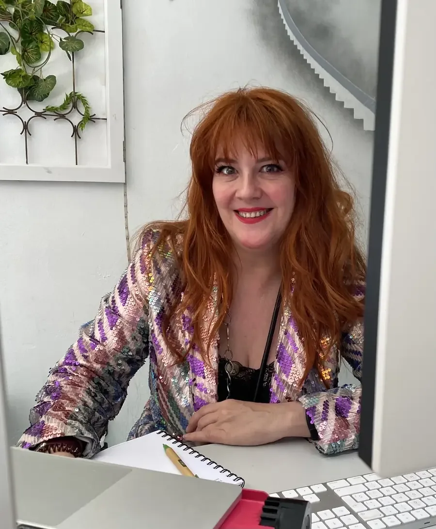 Susana Andrés Omella trabajando en su despacho